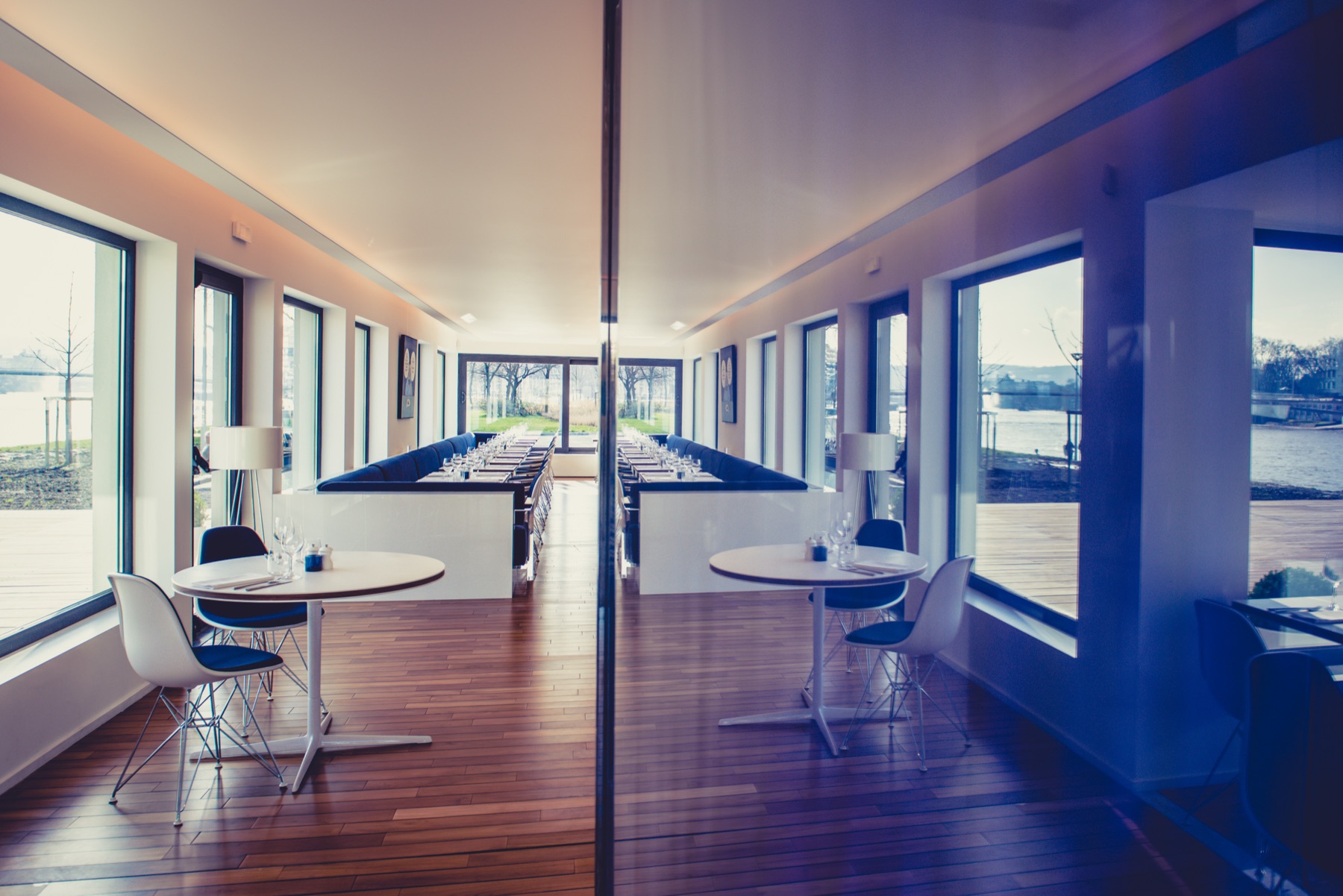 Grande tablée dressée le long des baies vitrées sur la Meuse — Riva Brasserie, Liège